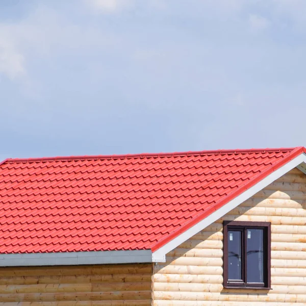 Le toit de tôle ondulée sur les maisons — Photo