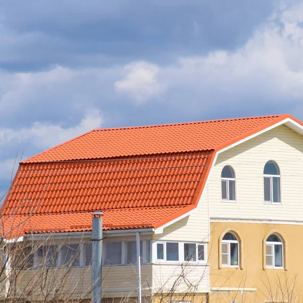 Le toit de tôle ondulée sur les maisons — Photo