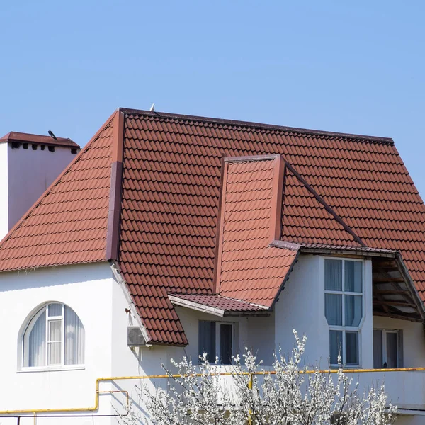 Het dak van golfplaten op de huizen — Stockfoto