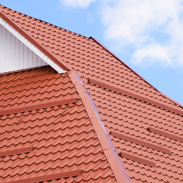 Das Dach aus Wellblech rot orange — Stockfoto