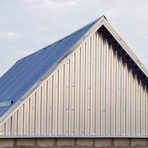 Le toit de tôle ondulée — Photo