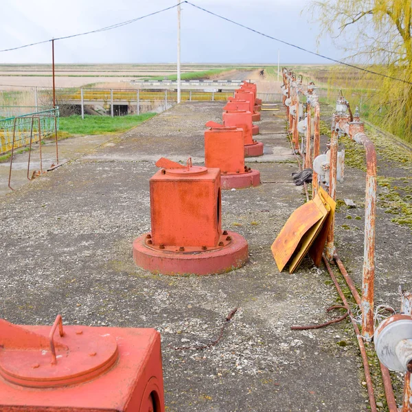 Válvulas para abrir tuberías de una estación de bombeo de agua. Pasarela ope — Foto de Stock