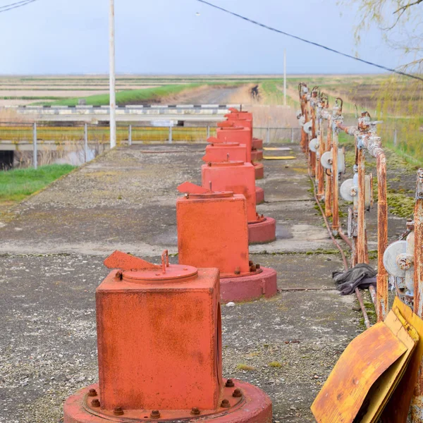 Válvulas para abrir tuberías de una estación de bombeo de agua. Pasarela ope — Foto de Stock