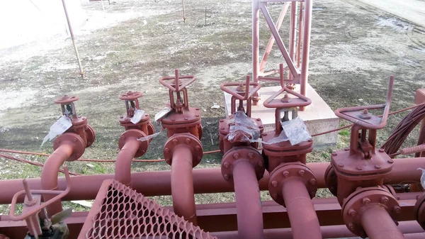 Клапаны на трубопроводе для перекачки нефти — стоковое фото