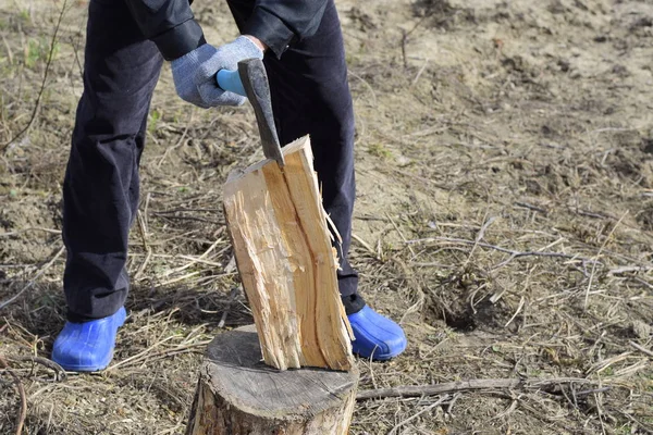 Cortar madera con un hacha — Foto de Stock