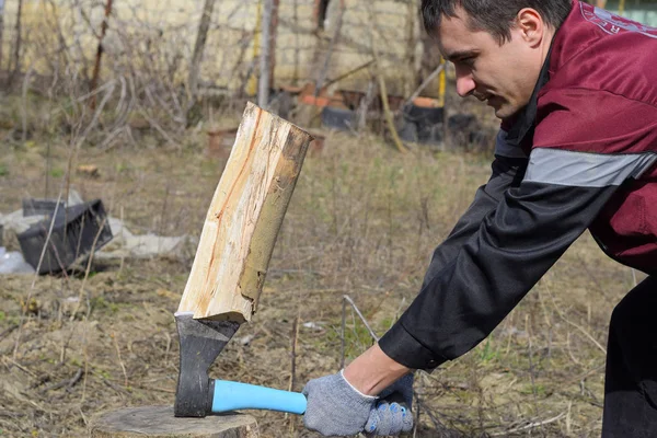 Cortar madera con un hacha — Foto de Stock