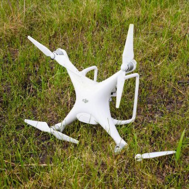 Düşen uçak. Kirli ve çim suyu bir birlik olduğunu