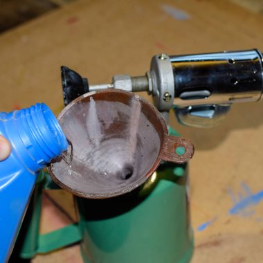 Benzin kaynağını bacadan döküyorum.