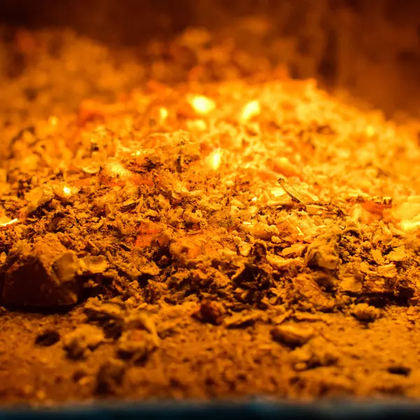 Heiße Kohlen im Ofen — Stockfoto