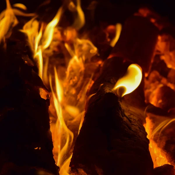 Gorące węgle w piecu — Zdjęcie stockowe