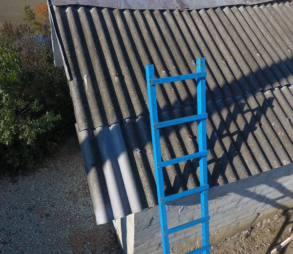 Escalier bleu acier vers le toit de la grange. Échelle d'un profil métallique — Photo