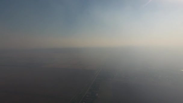 Rauch in der Luft von Feuer auf Reisfeldern. Auswirkungen des Verbrennens von Reisstroh. — Stockvideo