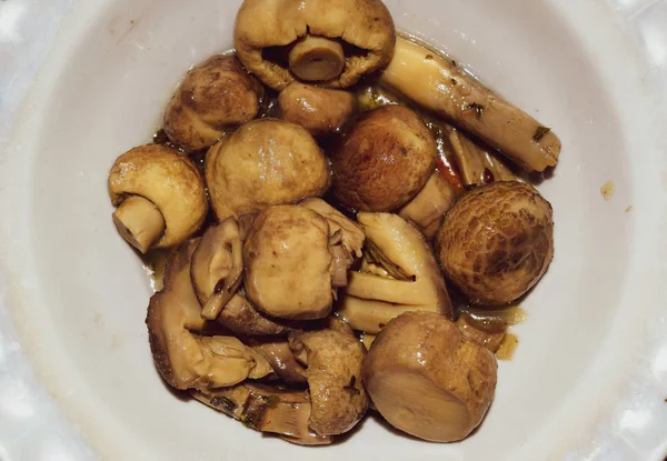 Gekochte Champignon-Pilze in weißem Teller — Stockfoto