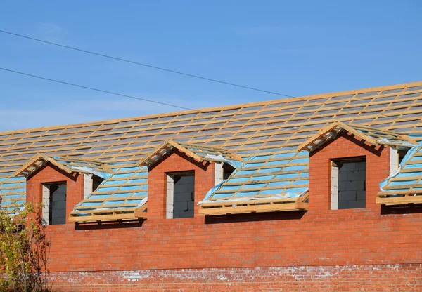 Constructie van het dak van een nieuw huis. Houten balken en damp barrière — Stockfoto