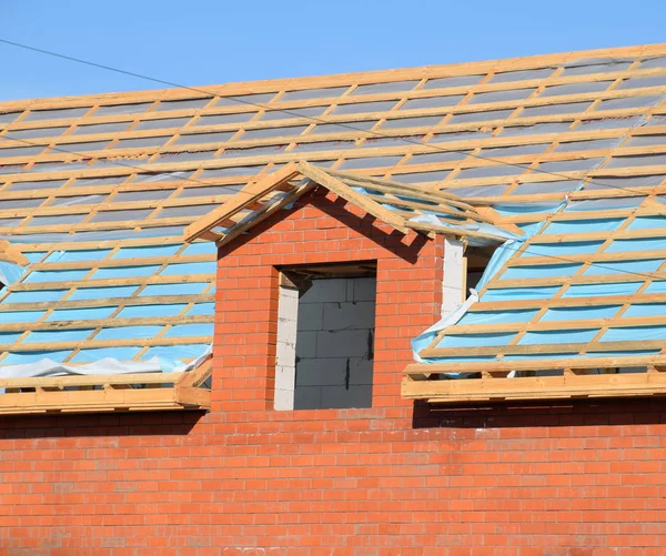Construcción del tejado de una casa nueva. Barras de madera y barrera de vapor —  Fotos de Stock