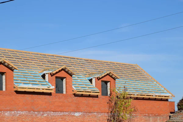 Costruzione del tetto di una nuova casa. Barre di legno e barriera al vapore — Foto Stock