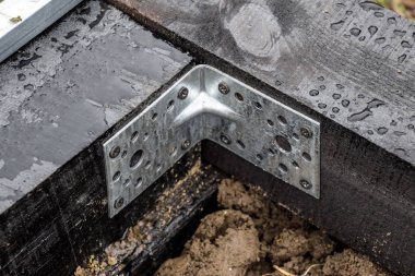 Bir ahşap bar sera içinde eklem köşelerini tespit etmek.