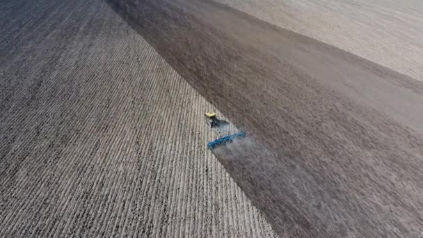 Трактор бороны почвы на поле для посева — стоковое видео