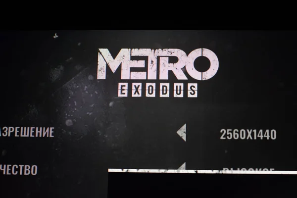 Fotografia del monitor durante la riproduzione di Metro - Esodo, logo del nome del gioco . — Foto Stock