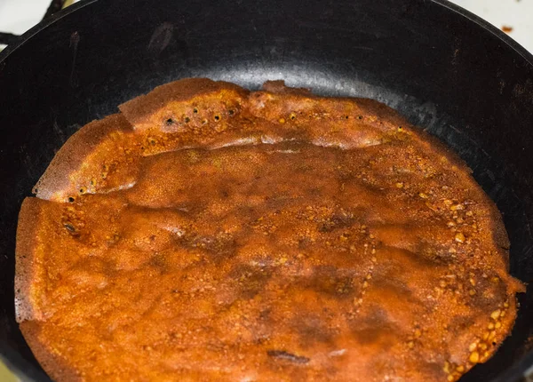 Panquecas de fritura em farinha de centeio sem manteiga em uma panela com revestimento antiaderente — Fotografia de Stock