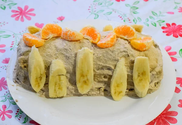 Pastel con plátano y mandarinas, espolvoreado con chocolate . — Foto de Stock