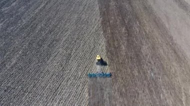 Traktör Ekim için alan topraklarında Tırmıklar