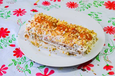 Kek krem, kayısı, fındık serpilir