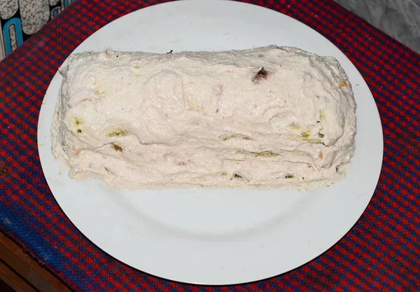 Gâteau à la crème sur une assiette blanche — Photo