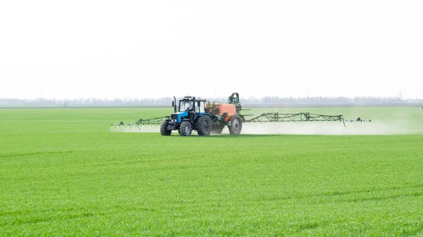 Traktor s nástřikového zařízení pro jemně dispergované hnojivo. — Stock fotografie