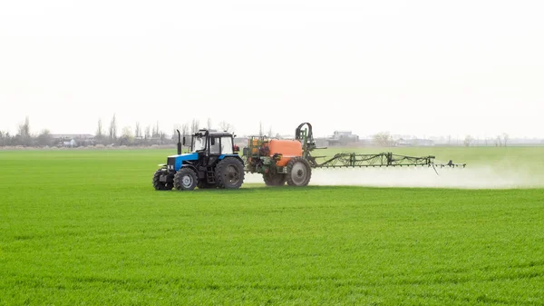 Tractor with a spray device for finely dispersed fertilizer. — Stock Photo, Image