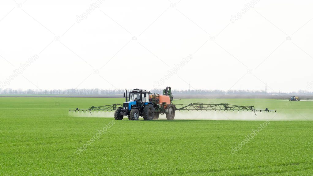 Tractor with a spray device for finely dispersed fertilizer.