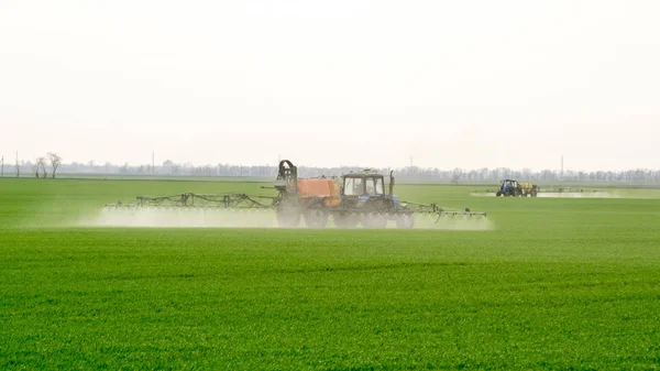 Traktor mit Sprühvorrichtung für fein verteilten Dünger. — Stockfoto