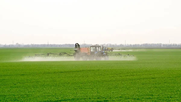 Traktor mit Sprühvorrichtung für fein verteilten Dünger. — Stockfoto