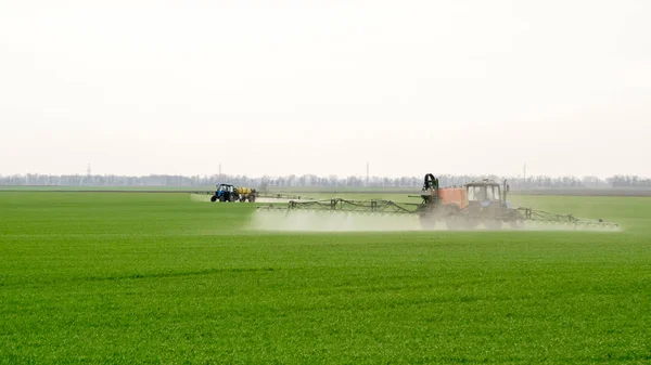 Trator com um dispositivo de pulverização para fertilizantes finamente dispersos . — Fotografia de Stock