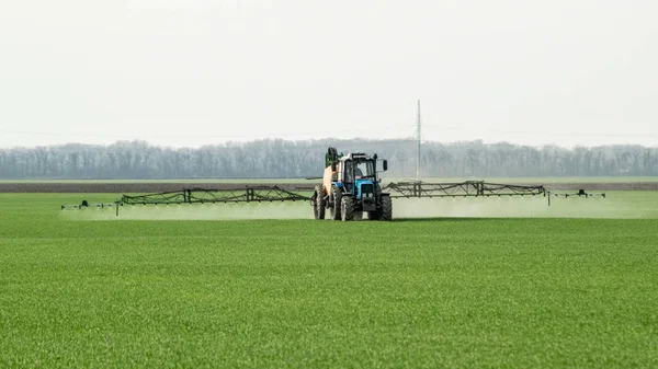 Traktor s nástřikového zařízení pro jemně dispergované hnojivo. — Stock fotografie