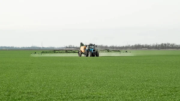 Trattore con dispositivo a spruzzo per fertilizzante finemente disperso . — Foto Stock