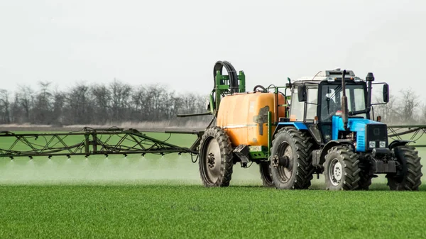 Trator com um dispositivo de pulverização para fertilizantes finamente dispersos . — Fotografia de Stock