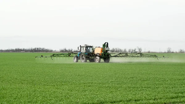 Traktor mit Sprühvorrichtung für fein verteilten Dünger. — Stockfoto