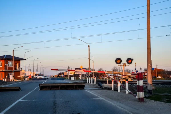 有障碍和红绿灯的铁路道口. — 图库照片