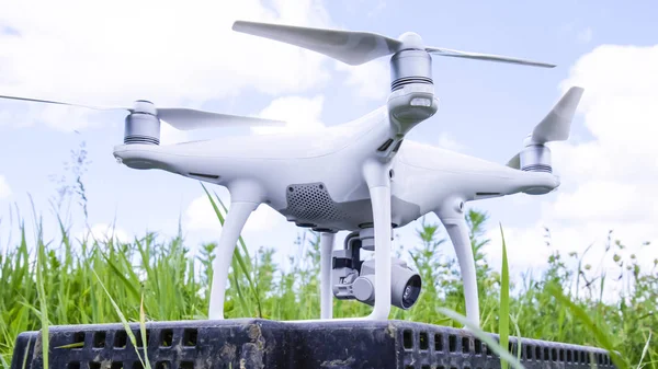 Plastik bir kutu çimlerin üzerinde quadrocopters — Stok fotoğraf