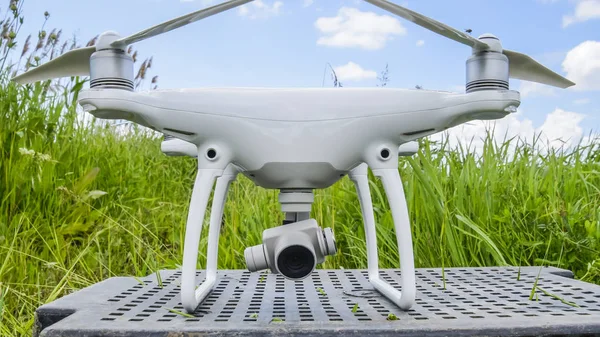 Quadrocopters em uma caixa de plástico na grama — Fotografia de Stock