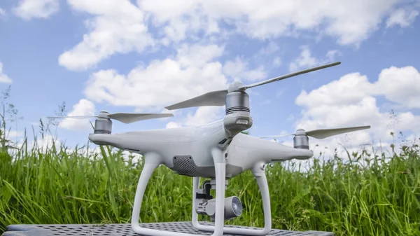 Quadrocopters på en plastlåda i gräset — Stockfoto