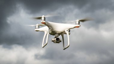 Drone dji Phantom 4 uçuşta. Bulutlu gökyüzüne karşı dron. Fırtına öncesinde drone uçuşu. Gökyüzünde helikopter uçağı.