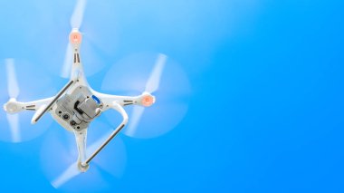 İle DJI indeks işlem Phantom 4 uçuş robot. Mavi gökyüzüne karşı Quadrocopter