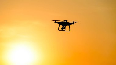 Quadrocopters siluet güneşin arka planı