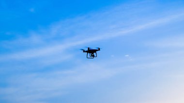 Quadrocopters siluet güneşin arka planı