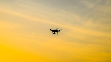 Quadrocopters siluet güneşin arka planı