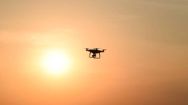 gün batımının arka planına karşı drone silüeti