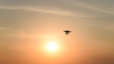 gün batımının arka planına karşı drone silüeti