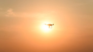 gün batımının arka planına karşı drone silüeti